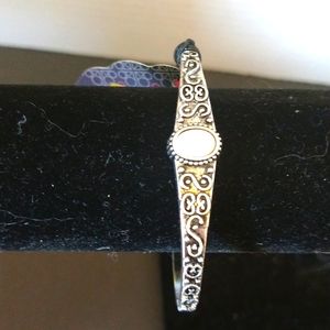NWT. Paparazzi silver engraved bracelet.(B258)
